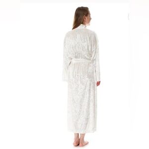 Vintage Elegant Robe in Ivory and Embroidery would fit M and L, maybe even XL